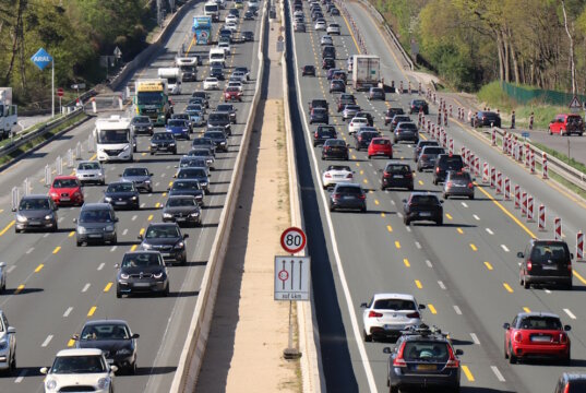 Der ADAC rechnet auf Deutschlands Autobahnen rund um den Feiertag mit sehr starkem Verkehr und Staus auf den Fernverkehrsstrecken. (Foto: © Bastian Glumm)