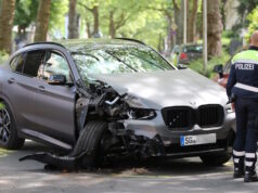 Dienstagmittag kam es gegen 12.45 Uhr auf der Frankenstraße zu einem Alleinunfall mit einem Pkw, zwei Personen wurden verletzt. (Foto: © Bastian Glumm)