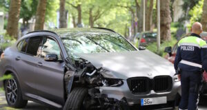 Dienstagmittag kam es gegen 12.45 Uhr auf der Frankenstraße zu einem Alleinunfall mit einem Pkw, zwei Personen wurden verletzt. (Foto: © Bastian Glumm)