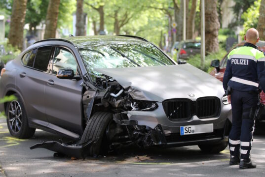 Dienstagmittag kam es gegen 12.45 Uhr auf der Frankenstraße zu einem Alleinunfall mit einem Pkw, zwei Personen wurden verletzt. (Foto: © Bastian Glumm)