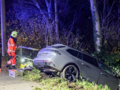 Aus ungeklärter Ursache kam ein Fahrzeug auf der Bonner Straße von der Fahrbahn ab und stürzte die Böschung hinab. Der Fahrer wurde verletzt. (Foto: © Tim Oelbermann)