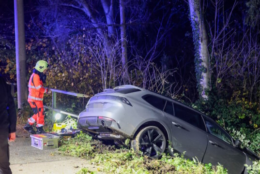 Aus ungeklärter Ursache kam ein Fahrzeug auf der Bonner Straße von der Fahrbahn ab und stürzte die Böschung hinab. Der Fahrer wurde verletzt. (Foto: © Tim Oelbermann)