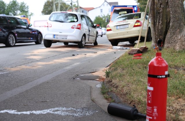 Am Mittwochnachmittag, gegen 17.00 Uhr, kam es in Solingen auf der Burger Landstraße zu einem Verkehrsunfall mit drei verletzten Personen. (Foto: © Das SolingenMagazin)