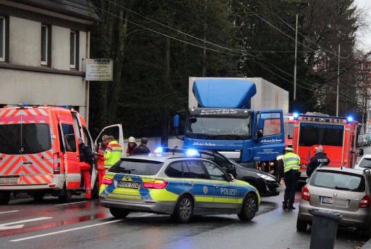 Am späten Mittwochvormittag, gegen 11.50 Uhr, kam es heute auf der Focher Straße zu einem Verkehrunfall, bei dem sich ein Mann verletzte. (Foto: © Tim Oelbermann)
