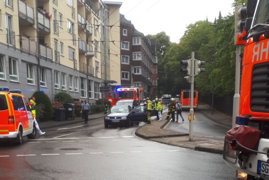 Am Mittwochnachmittag kam es auf der Friedrichstraße in Mitte einem Verkehrsunfall mit drei beteiligten Fahrzeugen und vier verletzten Personen. (Foto: © Oelbermann-Fotografie)