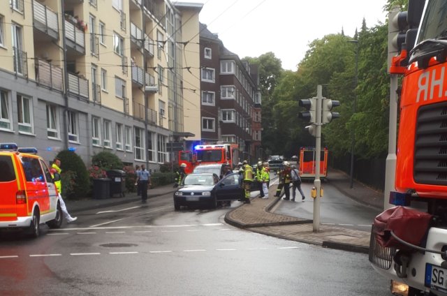 Am Mittwochnachmittag kam es auf der Friedrichstraße in Mitte einem Verkehrsunfall mit drei beteiligten Fahrzeugen und vier verletzten Personen. (Foto: © Oelbermann-Fotografie)