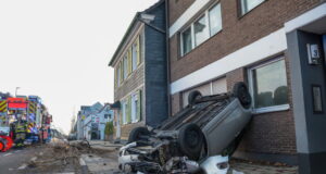 Am Mittwochnachmittag kam es auf der Hildener Straße in Ohligs zu einem Verkehrsunfall, ein 41-Jähriger überschlug sich mit seinem Pkw. (Foto: © Tim Oelbermann)