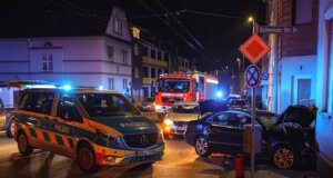 Am Mittwochabend kam es auf der Kuller Straße gegen 19.10 Uhr in Höhe der Einmündung Schweizer Straße zu einem Verkehrsunfall. (Foto: © Tim Oelbermann)