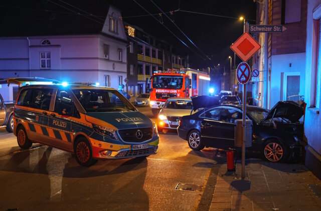 Am Mittwochabend kam es auf der Kuller Straße gegen 19.10 Uhr in Höhe der Einmündung Schweizer Straße zu einem Verkehrsunfall. (Foto: © Tim Oelbermann)