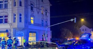 Am Dienstagabend kam es gegen 23.20 Uhr in Merscheid zu einem schweren Verkehrsunfall, bei dem zwei Personen leicht verletzt wurden und hoher Sachschaden entstanden ist. (Foto: © Tim Oelbermann)