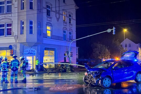 Am Dienstagabend kam es gegen 23.20 Uhr in Merscheid zu einem schweren Verkehrsunfall, bei dem zwei Personen leicht verletzt wurden und hoher Sachschaden entstanden ist. (Foto: © Tim Oelbermann)
