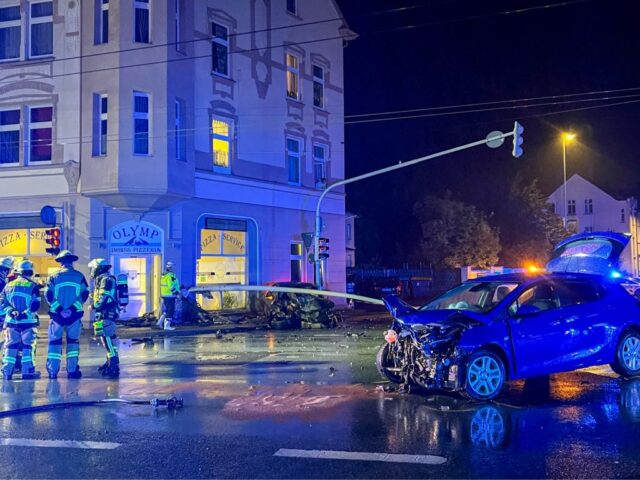 Am Dienstagabend kam es gegen 23.20 Uhr in Merscheid zu einem schweren Verkehrsunfall, bei dem zwei Personen leicht verletzt wurden und hoher Sachschaden entstanden ist. (Foto: © Tim Oelbermann)