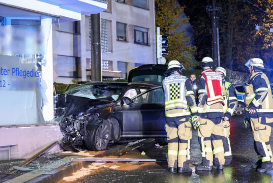 Zu einem Verkehrsunfall kam es am Sonntagmorgen auf der Merscheider Straße. Sechs Personen wurden dabei verletzt. (Foto: © Tim Oelbermann)