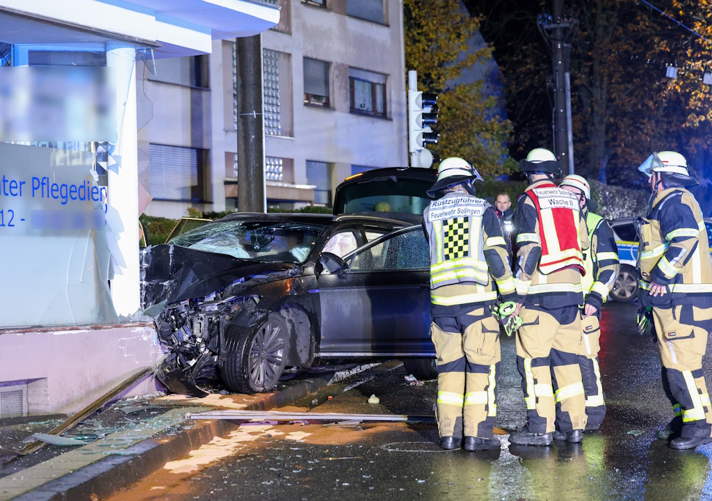 Zu einem Verkehrsunfall kam es am Sonntagmorgen auf der Merscheider Straße. Sechs Personen wurden dabei verletzt. (Foto: © Tim Oelbermann)