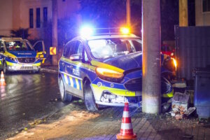 Ein Streifenwagen der Polizei verunfallte auf der Alarmfahrt nach Merscheid. Beide Insassen blieben unverletzt. (Foto: © Tim Oelbermann)