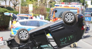 Der Fahrer eines VW Golf überschlug sich mit seinem Fahrzeug am Samstagnachmittag aus ungeklärter Ursache auf der Severinstraße in Widdert. (Foto: © Bastian Glumm)