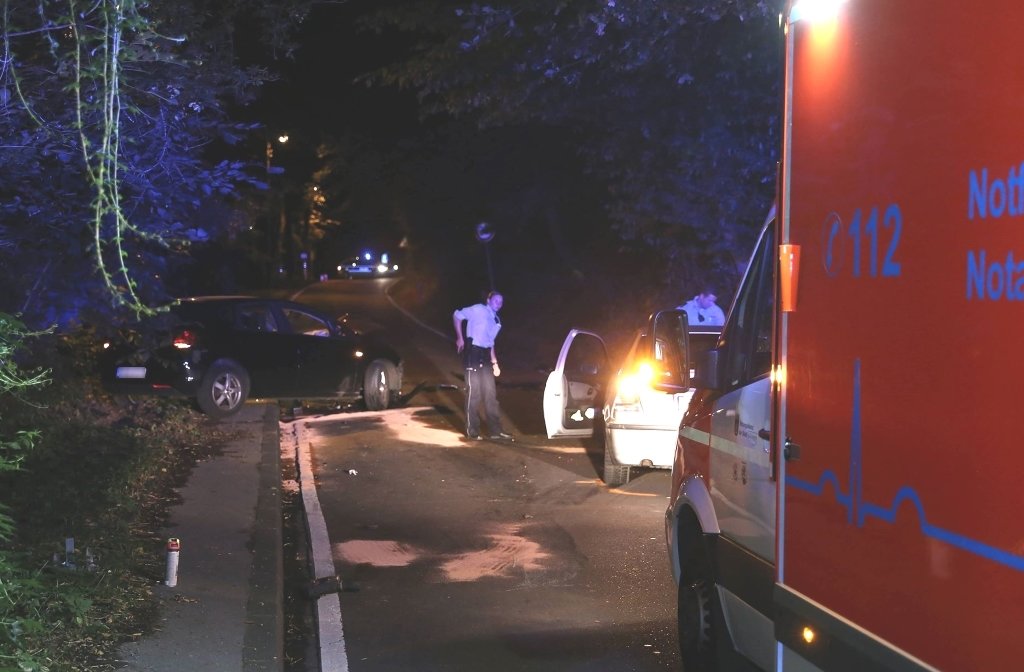 Auf der Kotzerter Straße in Wald verlor am späten Mittwochabend, gegen 23.45 Uhr, ein alkoholisierter BMW-Fahrer die Kontrolle über sein Fahrzeug. (Foto: © Das SolingenMagazin)