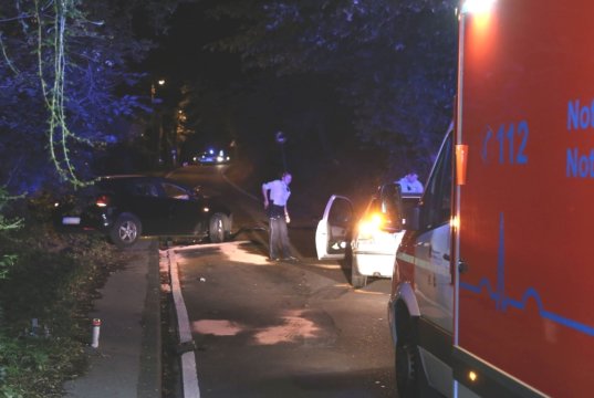 Auf der Kotzerter Straße in Wald verlor am späten Mittwochabend, gegen 23.45 Uhr, ein alkoholisierter BMW-Fahrer die Kontrolle über sein Fahrzeug. (Foto: © Das SolingenMagazin)