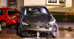 In der Nacht zu Freitag kam es auf der Wupperstraße in Solingen zu einem Verkehrsunfall, bei dem vier Personen Verletzungen erlitten. (Foto: © Tim Oelbermann)