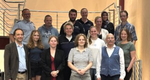 Am Donnerstag wurden rund Schülerlotsinnen und -lotsen sowie Elternlotsen aus Solingen für ihr ehrenamtliches Engagement im Straßenverkehr ausgezeichnet. (Foto: © Verkehrswacht Solingen)