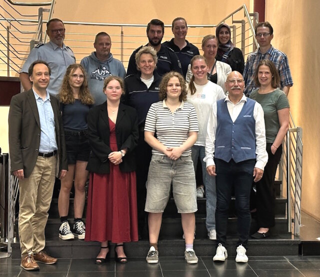 verkehrswacht-schuelerlotsen-ehrung-lumen-kino Am Donnerstag wurden rund Schülerlotsinnen und -lotsen sowie Elternlotsen aus Solingen für ihr ehrenamtliches Engagement im Straßenverkehr ausgezeichnet. (Foto: © Verkehrswacht Solingen)