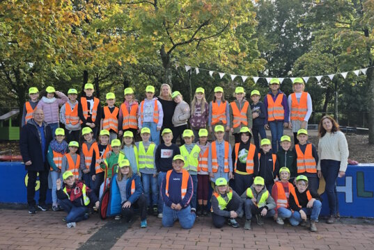 Die Grundschule Uhlandstraße hat in diesem Jahr beim Wettbewerb „Zu Fuß zur Schule“ der Landesverkehrswacht einen von fünf Preisen gewonnen. (Foto: © Ulrich Schmidt/Verkehrswacht Solingen)