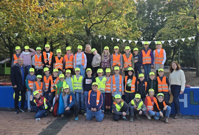 Die Grundschule Uhlandstraße hat in diesem Jahr beim Wettbewerb „Zu Fuß zur Schule“ der Landesverkehrswacht einen von fünf Preisen gewonnen. (Foto: © Ulrich Schmidt/Verkehrswacht Solingen)