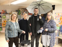 Sichtbarkeit im Straßenverkehr – Gewinner der Aktion ausgezeichnet Martina Hörle (2.v.l.) übergab im Namen des SolingenMagazins die Preise des Gewinnspiels der Solinger Verkehrswacht zur Aktion „Sichtbarkeit im Straßenverkehr kann Leben retten“. Über ihre Gewinne freuten sich Heidi Beese (li.), Miklas Siegler und Beate Frerichmann (re.). (Foto: © Bastian Glumm)