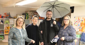 Sichtbarkeit im Straßenverkehr – Gewinner der Aktion ausgezeichnet Martina Hörle (2.v.l.) übergab im Namen des SolingenMagazins die Preise des Gewinnspiels der Solinger Verkehrswacht zur Aktion „Sichtbarkeit im Straßenverkehr kann Leben retten“. Über ihre Gewinne freuten sich Heidi Beese (li.), Miklas Siegler und Beate Frerichmann (re.). (Foto: © Bastian Glumm)