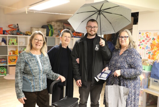 Martina Hörle (2.v.l.) übergab im Namen des SolingenMagazins die Preise des Gewinnspiels der Solinger Verkehrswacht zur Aktion „Sichtbarkeit im Straßenverkehr kann Leben retten“. Über ihre Gewinne freuten sich Heidi Beese (li.), Miklas Siegler und Beate Frerichmann (re.). (Foto: © Bastian Glumm)