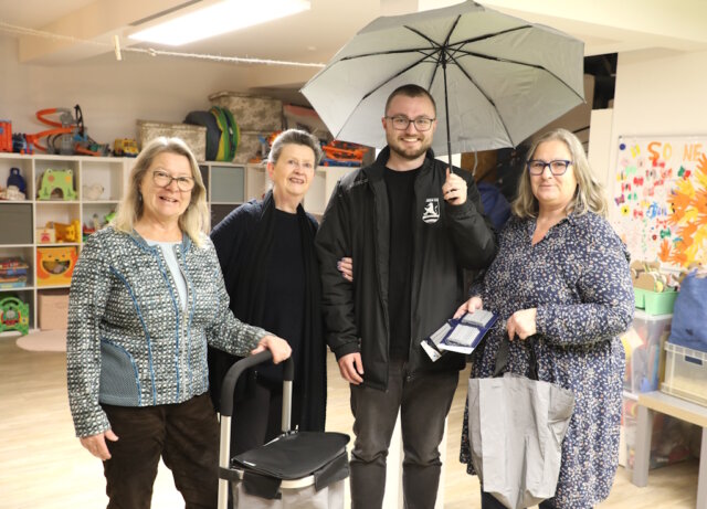 verkehrswacht-verlosung-preisverleihung Martina Hörle (2.v.l.) übergab im Namen des SolingenMagazins die Preise des Gewinnspiels der Solinger Verkehrswacht zur Aktion „Sichtbarkeit im Straßenverkehr kann Leben retten“. Über ihre Gewinne freuten sich Heidi Beese (li.), Miklas Siegler und Beate Frerichmann (re.). (Foto: © Bastian Glumm)