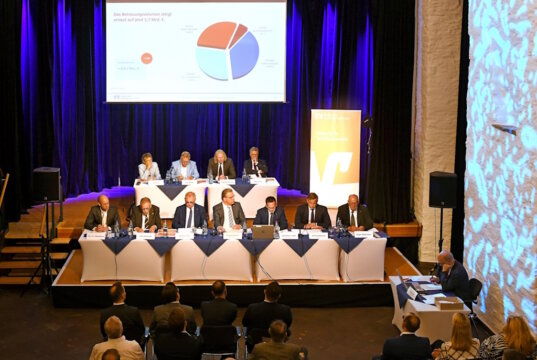 Die Vertreterversammlung der Volksbank im Bergischen Land kam jetzt in der Lenneper Klosterkirche zusammen. (Foto: © Volksbank/Bettina Osswald)