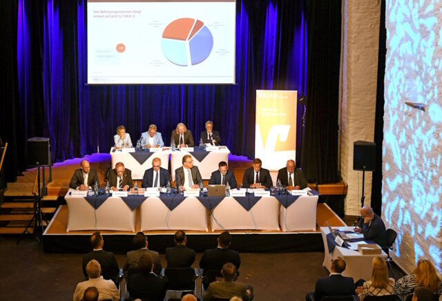 vertreterversammlung-volksbank-im-bergischen-land-1 Die Vertreterversammlung der Volksbank im Bergischen Land kam jetzt in der Lenneper Klosterkirche zusammen. (Foto: © Volksbank/Bettina Osswald)