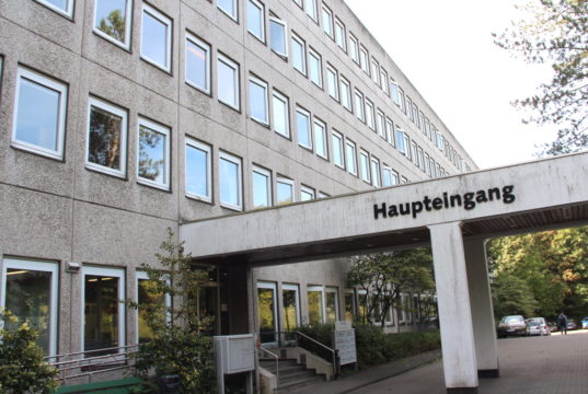 Das Verwaltungsgebäude der Stadt Solingen an der Bonner- und der Langhansstraße in Ohligs. (Foto: © Bastian Glumm)