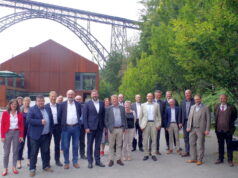 Nach coronabedingt längerer Pause trafen sich die Verwaltungsvorstände, also die Oberbürgermeister Burkhard Mast-Weisz, Tim Kurzbach und Dr. Uwe Schneidewind und Beigeordneten der drei Bergischen Großstädte Remscheid, Solingen und Wuppertal mit ihren Büros am Montag in Haus Müngsten. (Foto: © Stadt Solingen)