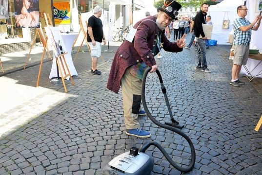 Der 6. große Künstlermarkt mit Live-Musik und Performances findet in Ohligs am 1. September statt. Wer mitmachen möchte, hat ab sofort die Gelegnheit zur Bewerbung. (Archivfoto: © Martina Hörle)