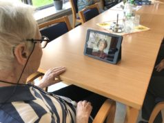 Die Bewohner des Seniorenzentrums Solingen der Diakonie Bethanien halten über Videotelefonie mit Ihren Angehörigen Blickkontakt. (Foto: © Diakonie Bethanien)