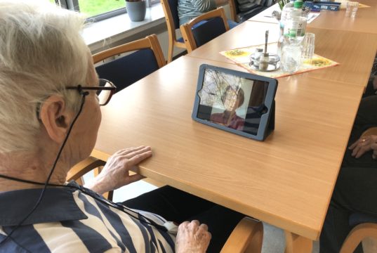 Die Bewohner des Seniorenzentrums Solingen der Diakonie Bethanien halten über Videotelefonie mit Ihren Angehörigen Blickkontakt. (Foto: © Diakonie Bethanien)