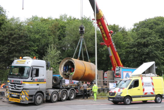 Am Freitag wurde an der Grube Schwarze Pfähle die rund 55 Tonnen schwere Vortriebsmaschine geborgen. Diese war zuletzt für das Solinger Großprojekt "Viehbachsammler" im Einsatz. (Foto: © Bastian Glumm)