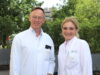 Dr. Viola Fox, Chefärztin des Zentrums für Hämatologie und Onkologie am Solinger Klinikum, und Prof. Dr. Boris Pfaffenbach, Chefarzt der Medizinischen Klinik I. (Foto: © Bastian Glumm)