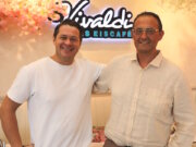 Bruno Kozul (li.) und Peter-Paul Delwos setzen in Solingen auf eine erfolgreiche Partnerschaft: Vivaldi Eiscafé und D&D Energieberatung. (Foto: © Bastian Glumm)