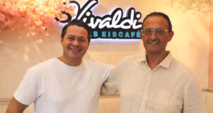 Bruno Kozul (li.) und Peter-Paul Delwos setzen in Solingen auf eine erfolgreiche Partnerschaft: Vivaldi Eiscafé und D&D Energieberatung. (Foto: © Bastian Glumm)