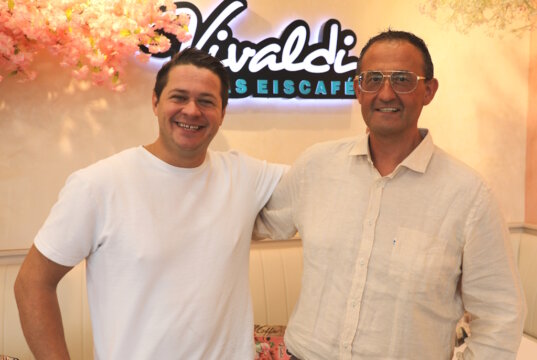 Bruno Kozul (li.) und Peter-Paul Delwos setzen in Solingen auf eine erfolgreiche Partnerschaft: Vivaldi Eiscafé und D&D Energieberatung. (Foto: © Bastian Glumm)