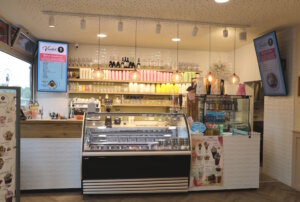 Innenansicht des Vivaldi Eiscafés in Aufderhöhe: Eis, Kaffee und süße Spezialitäten in modernem Ambiente. (Foto: © Bastian Glumm)
