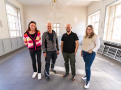 v.li.: Erike Klotz und Volker Einbeck (Einbeck GmbH) mit Achim Willke und Laura Voß (Solingen.Business) im ehemaligen Gedore-Gebäude, das künftig als Gewerbestandort entwickelt werden soll. (Foto: © Daniel Rüsseler)