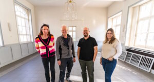 v.li.: Erike Klotz und Volker Einbeck (Einbeck GmbH) mit Achim Willke und Laura Voß (Solingen.Business) im ehemaligen Gedore-Gebäude, das künftig als Gewerbestandort entwickelt werden soll. (Foto: © Daniel Rüsseler)