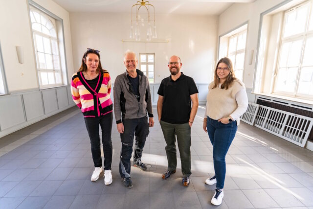 v.li.: Erike Klotz und Volker Einbeck (Einbeck GmbH) mit Achim Willke und Laura Voß (Solingen.Business) im ehemaligen Gedore-Gebäude, das künftig als Gewerbestandort entwickelt werden soll. (Foto: © Daniel Rüsseler)