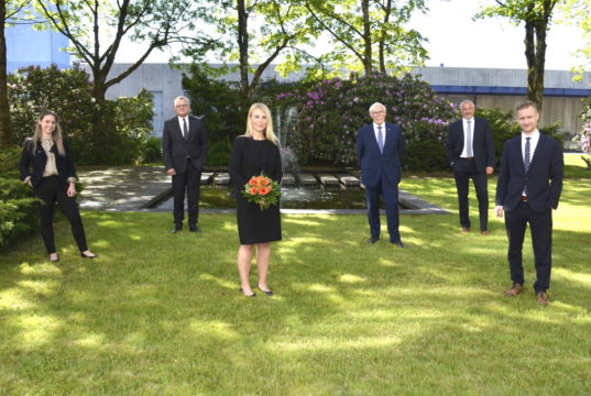 Die Volksbank im Bergischen Land ist stolz auf zwei Ex-Azubis, die ihre Ausbildung im Rekordtempo beendeten: v.li. Ramona Fresen, Andreas Otto, Sarah-Chanelle Olms, Lutz Uwe Magney, Personalchef Thomas Willzcek und Julian Plan. (Foto: © Volksbank)