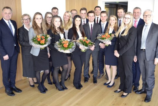 Strahlende Ex-Azubis und neue Volksbanker sowie zufriedene Vorstände und Ausbildungsleiter bei der Volksbank Remscheid-Solingen eG (v.l.): Vorstandsvorsitzender Andreas Otto, Personalchefin Renate Cronrath, Jasmin Frenzel, Anna-Lea Müller, Marcel Manß, Laura Metz, Gina Becker, Maximilian Schickler, Albina Rexha, Sven Schwubbe, Yannick Mendryscha, Felix Kirchner, Ruben Schmitz-Heinen, Luisa Henke, Marcel Luley, Julia Hauck, Ausbildungsleiter Thomas Willczek und Vorstand Lutz Uwe Magney. (Foto: © Volksbank/Kristina Hellwig)