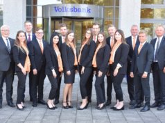 Die Volksbank-Vorstände begrüßten zusammen mit Personalchef Thomas Willczek und Ramona Fresen die neuen Auszubildenden der Volksbank (v.l.): Lutz Uwe Magney, Ramona Fresen, Hardy Burdach, Anton Abeler, Merve Cicekli, Fabian Luley, Michelle Kuballa, Rafaela Diakoumakou, Christoph Meichsner, Selina Tollkamp, Florian von den Eicken, Ulvije Osmani, Thomas Willczek, Jan-Moritz Radke und Andreas Otto. (Foto: © Volksbank / Nico Hertgen)